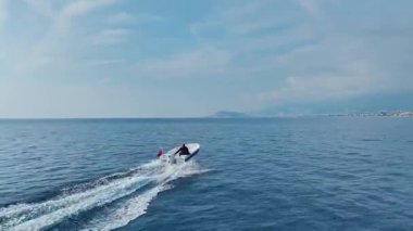 Drone liman girişine doğru süzülen tekneyi yakalıyor..