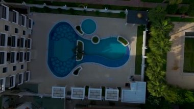 İnsansız hava aracı filmi, şık frak ve bahçeli evleri gösteriyor..