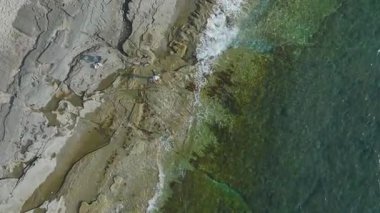 İHA filmi kıyıları taşlarla kapladı.