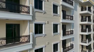 Drone şık balkonları, havuzları ve bahçeleri yakalıyor.