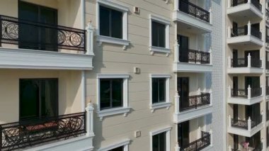 Hava filmleri deniz kenarındaki ufuk çizgisinde modern özellikleri gösteriyor..