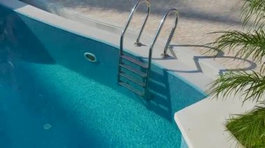 Üst hava filmlerinde spa ve yoga alanları olan bir yer gösteriliyor..