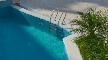 Drone filmi çocuk bölgelerindeki konutları çekiyor.