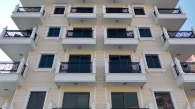 Drone havuzları, slaytları ve yaşam tarzını vurguladı.