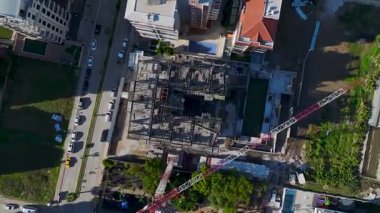 Drone vinçlerle daha yüksek seviyelere yükselen çelik kirişler gösteriyor..