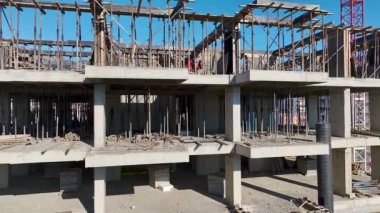 Drone filmi vinçler ve çelikle aktif takım çalışmasını ön plana çıkardı.