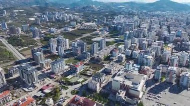 Hava filmi mühendislerin vinç operasyonlarını yönettiğini gösteriyor.