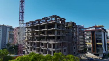 Üst görüntü vinçlerle yeni yapılara yüklenen ağır kargoyu gösteriyor..