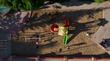 İHA slaytlar, salıncaklar ve çocukların oyun alanlarını gösteriyor.