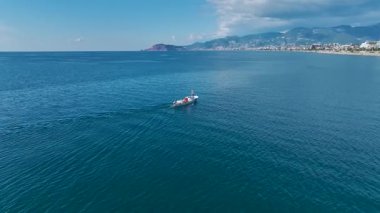 İnsansız hava aracı sakin denizde çalışan balıkçıları filme alıyor.