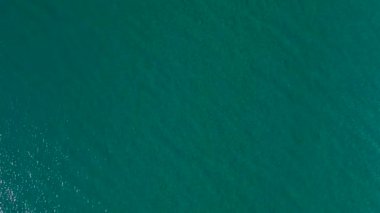 Üst manzara, denizin parıldayan yüzeyi..