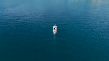 İnsansız hava aracı, balıkçıların karaya ağ çektiğini gösteriyor..
