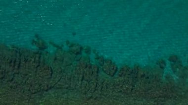 Üst manzara sakin dalgalı deniz desenlerini yakalar.