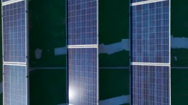 Üst görünüm, yıpranmış fayanslar üzerindeki temiz panelleri yakalar.