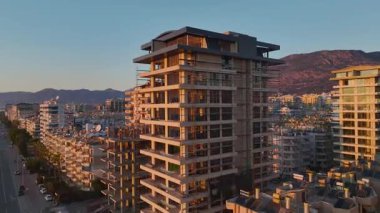 İnsansız hava aracı kıyı şeridi yakınında yeni evler gösteriyor.