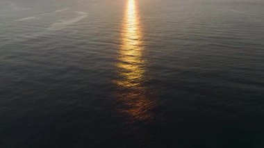 Hava, Akdeniz 'i altın tonlarında yakalıyor.
