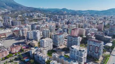 Hava, Akdeniz plajı yakınlarındaki evleri gösteriyor.