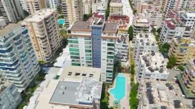 Üst düzey şahıs, deniz kenarındaki daireleri ve çocukların faaliyet bölgelerini yakalıyor.