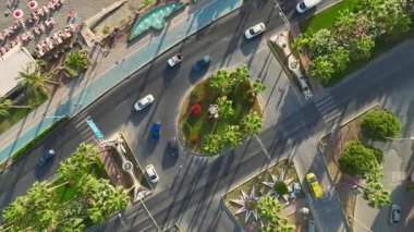 Sahil boyunca arabalı dairelerin insansız hava aracı tarafından ele geçirilmesi.