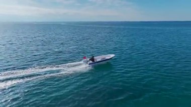 Kıyıdaki balıkçı teknesinin renkleri vurgulanıyor.