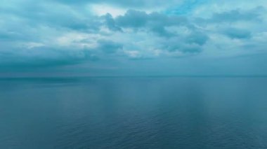 İnsansız hava aracı okyanus sahnesini yumuşak mavi renklerle çeker..