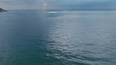 Açık Su Yüzeyi 'nde Gökyüzü Dalgaları' nın Hava Videosu