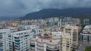 Hava, deniz kıyısında bir mahalle gösteriyor..