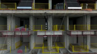 İnsansız hava aracı sahile yakın daireler gösteriyor..