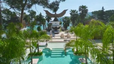 İnsansız hava aracı yüzen ve bronzlaşan kadınları gösteriyor.