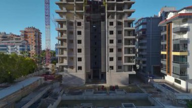 Mürettebat yüksek katlı projede ışınları ve destekleri güvence altına alıyor.