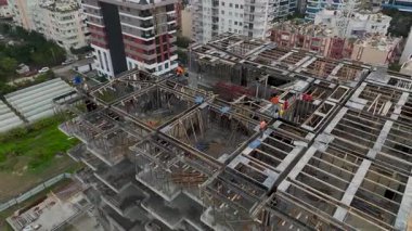 İnşaat personeli binanın tepesinde çalışıyor..