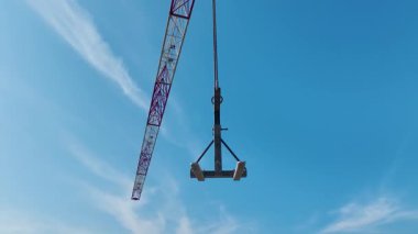 Üst hava görüntüleri içerideki mühendisleri gösteriyor..