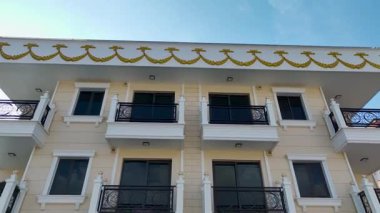 Top shot, havuzlu ve bahçeli modern konutları yakaladı.