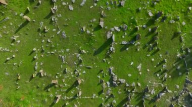 İnsansız hava aracı görüntüleri eski mezarları ve taş plakaları gösteriyor..