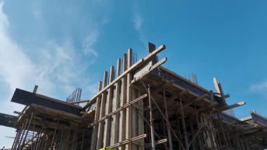 Drone filmi vinçler tarafından yerleştirilen çelik kirişleri gösteriyor..