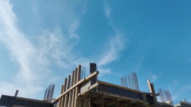 Hava görüntüleri vinçlerin kaldırma malzemelerini gösteriyor.