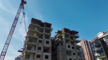 Üst hava görüntülerinde, yapıları metal ile birleştiren işçiler görülüyor.