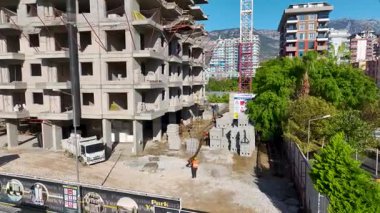 İHA, bölgenin en üst kademelerine ulaşan ağır kargoyu yakalıyor..