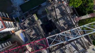 Hava filminde vinçler hareket halindeki kirişler ve işçiler toplanıyor.