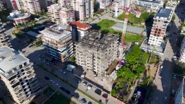 Drone, işçilerin kiriş ve vinç kaldırdığını gösteriyor.