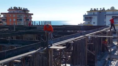 İnsansız hava aracı, üst yapı seviyelerine taşınan malzemeleri yakalar.