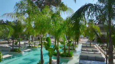 Misafirler dinleniyor ve deniz manzarasının tadını çıkarıyor..