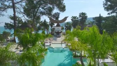 Drone kumsalda bronzlaşan kadınları filme alıyor..