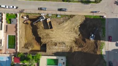 İnşaat ekibi inşaat çalışmalarının devamı için alanı boşaltmak için ağır ekipman kullanıyor..