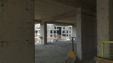 Takımlar metali vinçle bitirir.