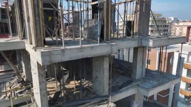 Mürettebat bölgeye çelik taşıyıp kuruyor.