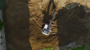 Kazı çalışmaları devam ederken inşaat ekipleri araziyi temizliyor..