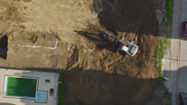 Site, yeni bir vakıf için toprak taşıyan kazı ekipmanlarıyla meşgul..