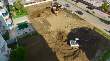 Malzemeler imha için taşınırken kazı işlemi devam ediyor.