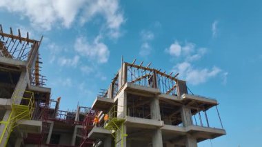 İşçiler oraya beton döküp çelikle ilgileniyorlar.